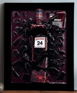 Obraz z láhve Beefeater 24 London Dry Gin – energie Londýna zachycená ve skle. Kombinace červených fragmentů a hloubky...